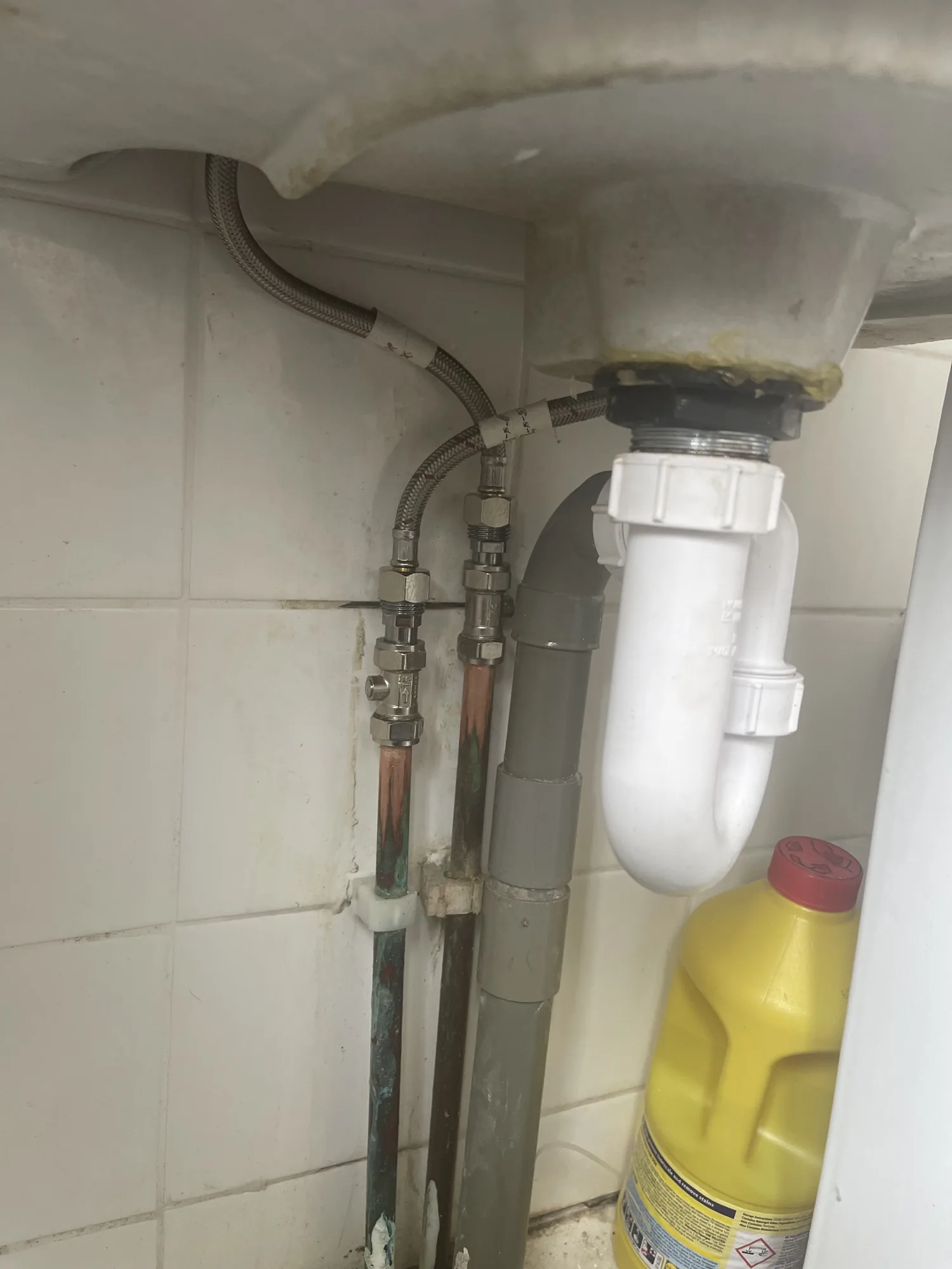 Under-sink pipework and waste trap