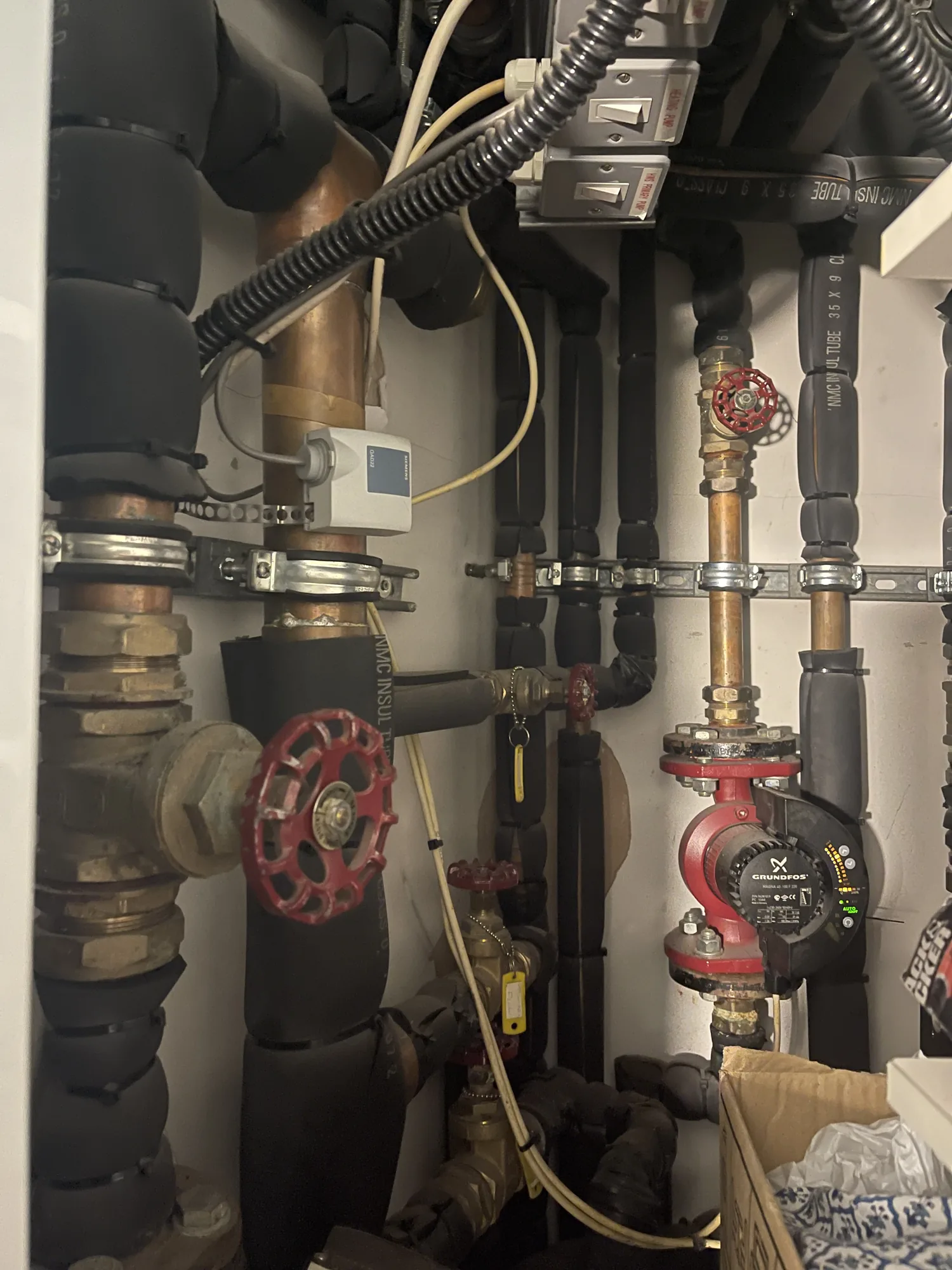 Circulating pump and expansion vessel on a heating system