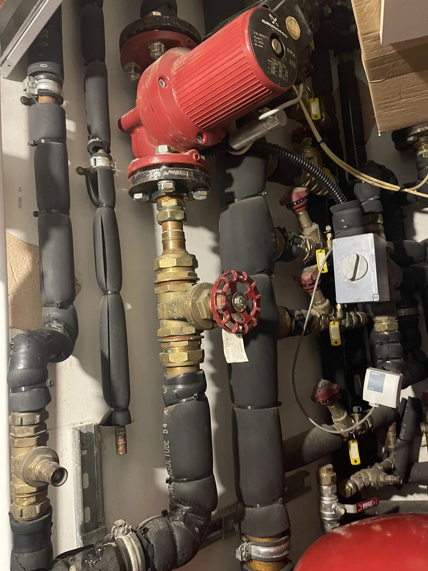 Gate valves and insulated heating pipework