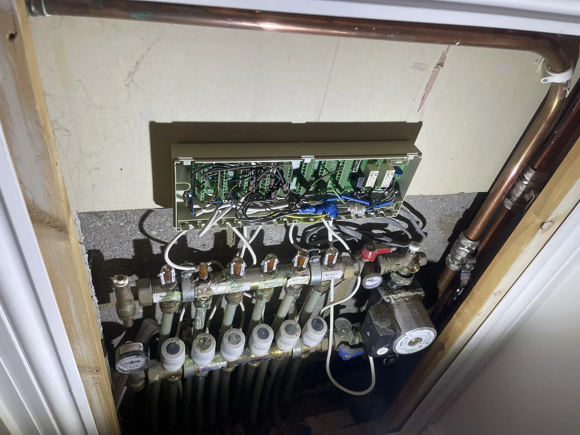 Underfloor heating manifold and wiring centre